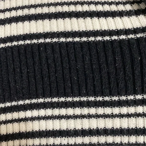 🟢 Clearance- Tommy Hilfiger sweater V neck size Large NWT - Picture 4 of 4